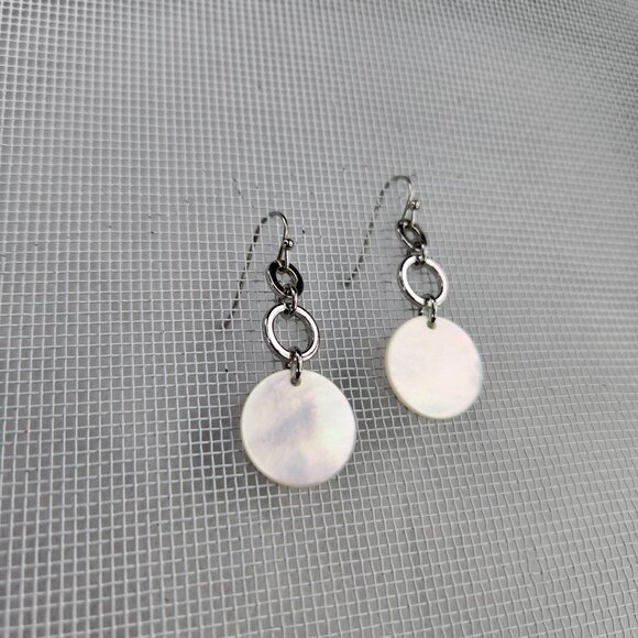 Like New VINTAGE Lia Sophia Frosted Dangle Earrings Silver with Mother of Pearl - Picture 5 of 6